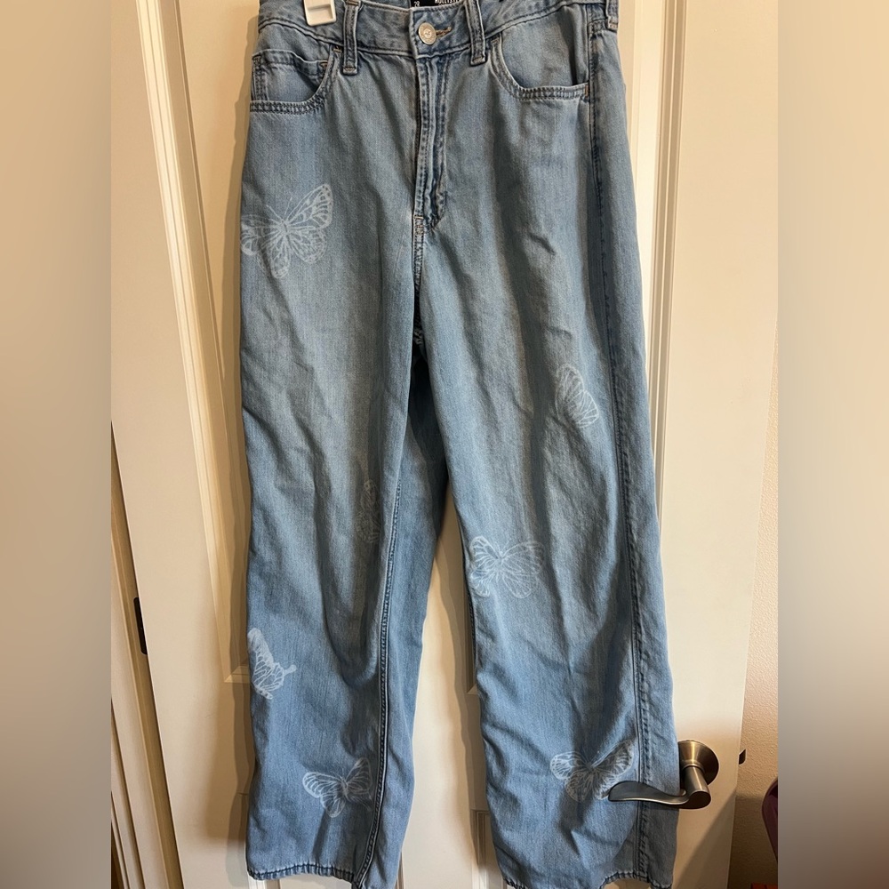 Hollister ultra high rise baggy jeans with butterfly detail. Size 2R, w26R